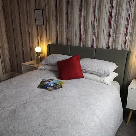 The Phoenix Guest House Скарборо Экстерьер фото