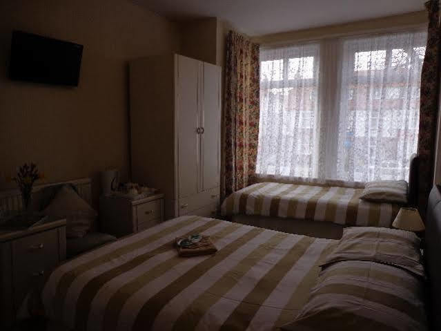 The Phoenix Guest House Скарборо Экстерьер фото